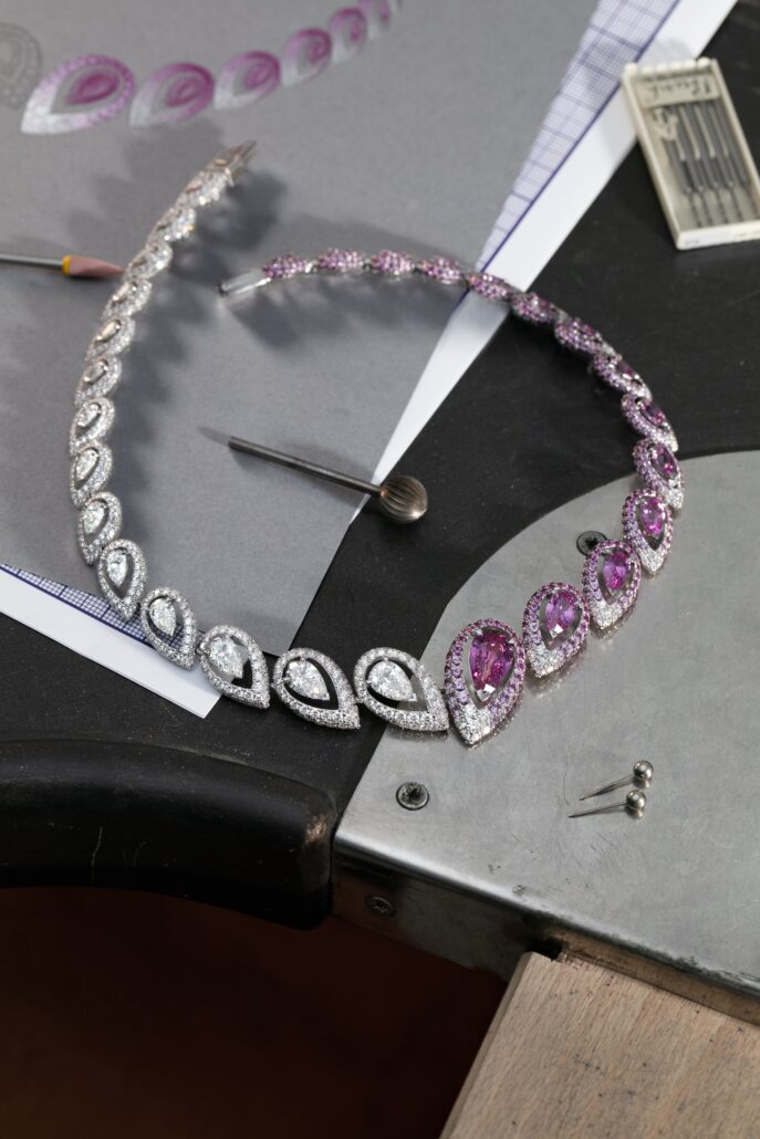 7 Messika Corporate Savoir Faire 2025 Collier Hypnotic Scale Saphir Rose Still Life 916 © Pierre Verez