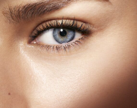 CLARINS Total Eye Lift Model Square Bildrechte DavidFerrua BirgitKos bis 31.05.2026 e1761814484985