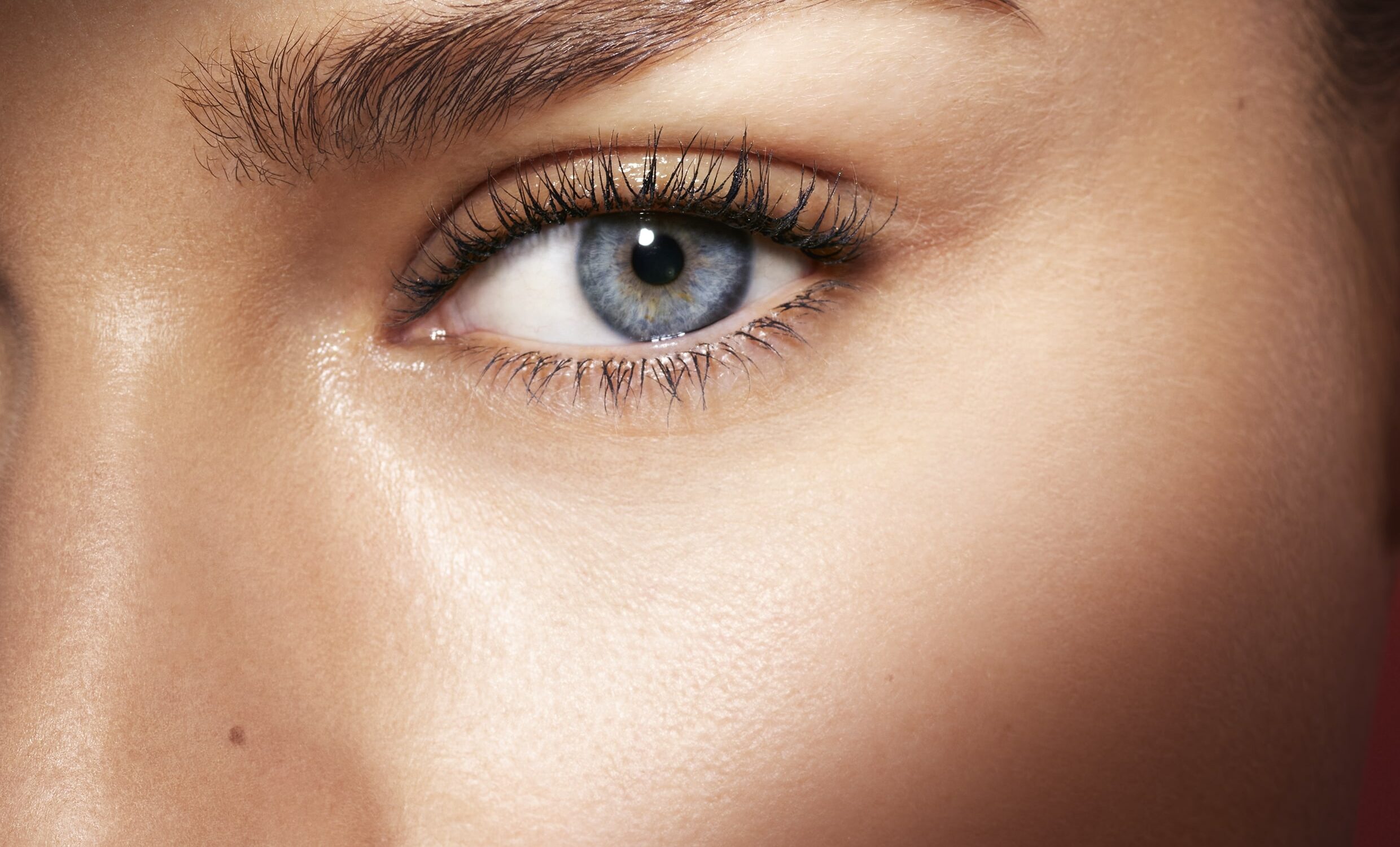 CLARINS Total Eye Lift Model Square Bildrechte DavidFerrua BirgitKos bis 31.05.2026 e1761814484985