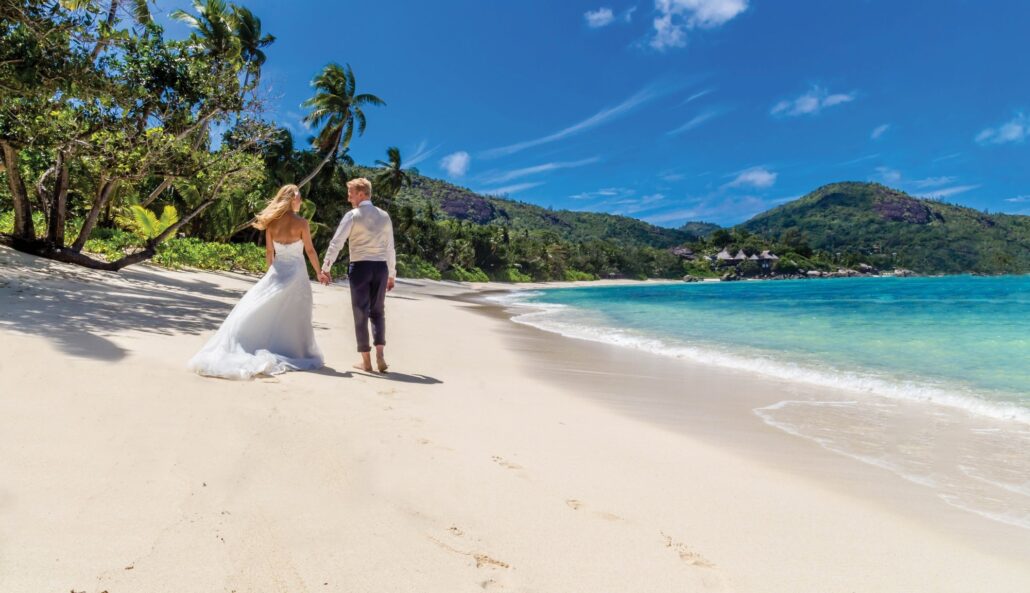 KISEZ1 Just Married on the Beach Copyright Kempinski Seychelles Resort Baie Lazare