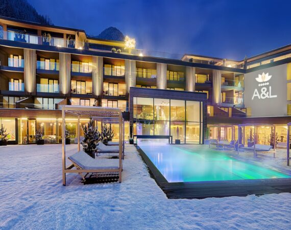 aussenansicht mit pool im winter wellnessresort amonti lunaris 0