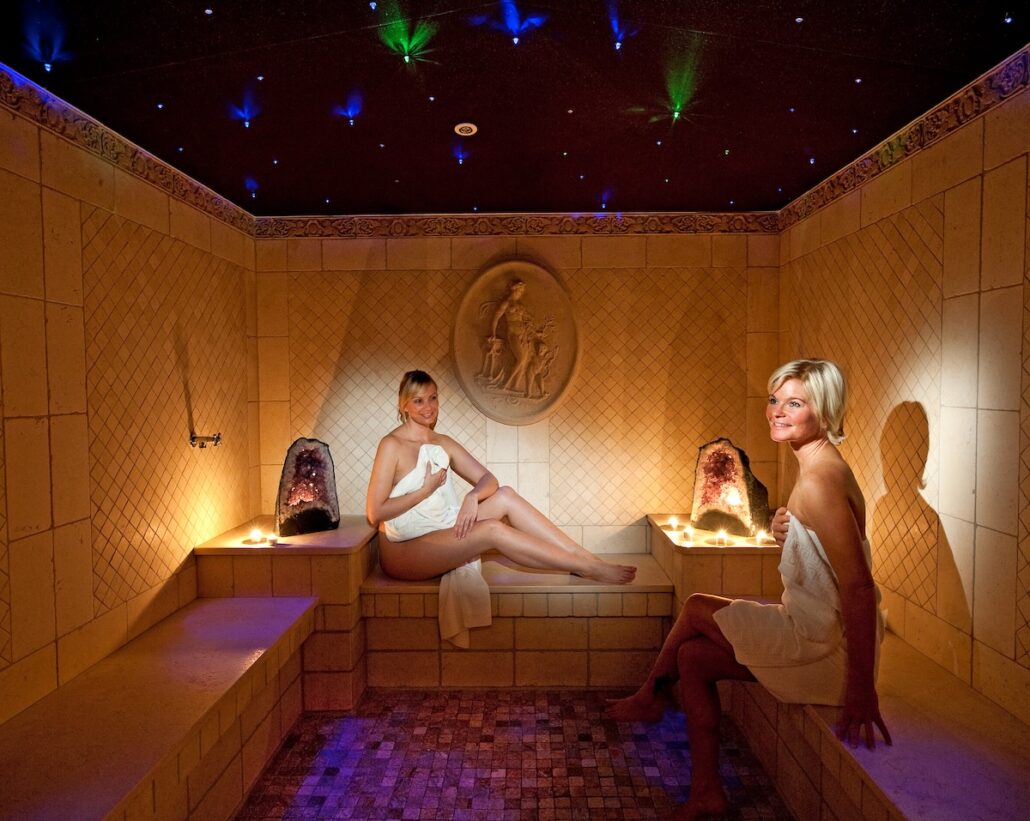 damen entspannen in der sauna hotel alpina