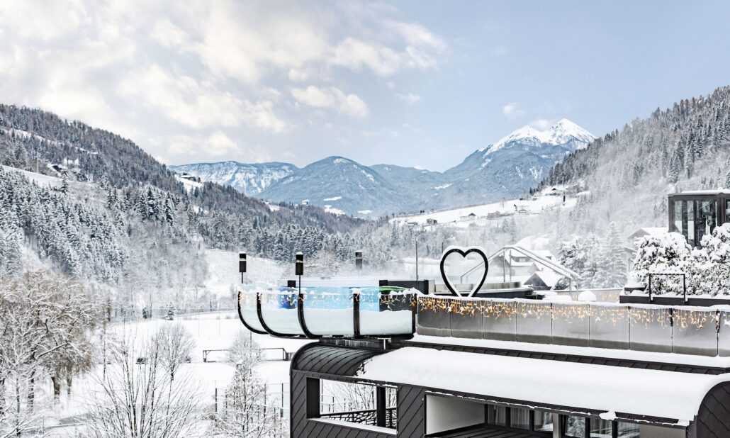das hotel umgeben von einer winterlichen landschaft quellenhof luxury resort passeier 2