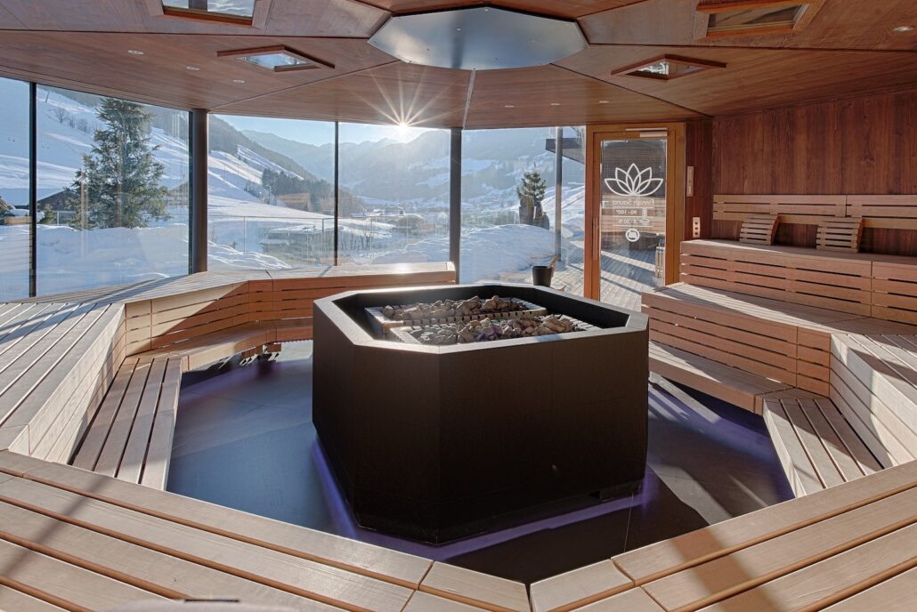 die erlebnis aufguss sauna mit sonnenstrahlen erfuellt wellnessresort amonti lunaris