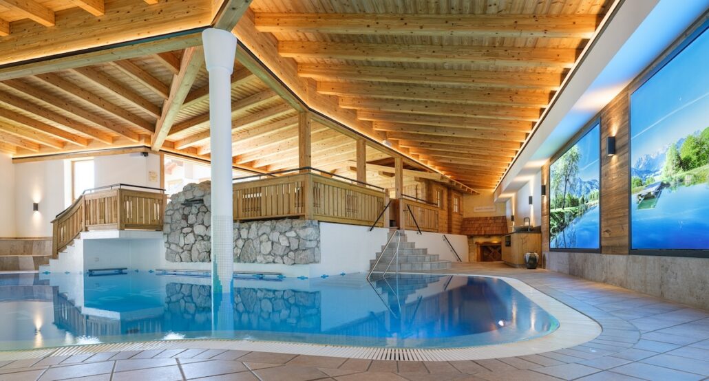 entspannte poollandschaft hotel alpina koessen