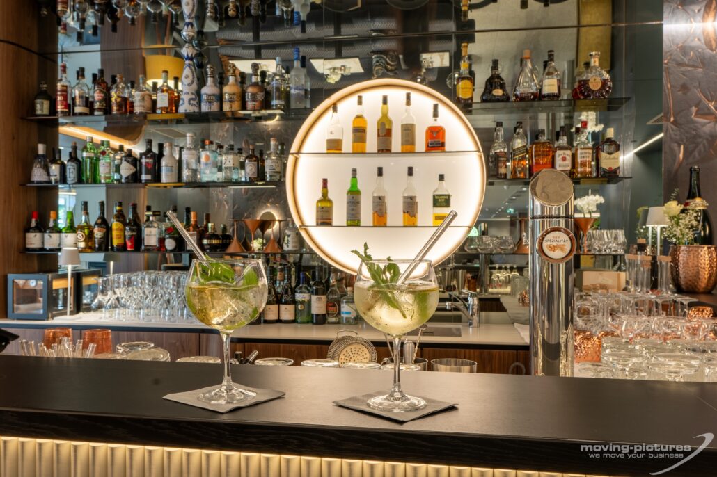 erfrischende drinks an der bar geniessen c moving pictures kollers hotel