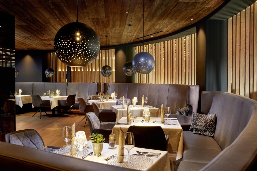 festlich gedeckte tische im restaurant wellnessresort amonti lunaris