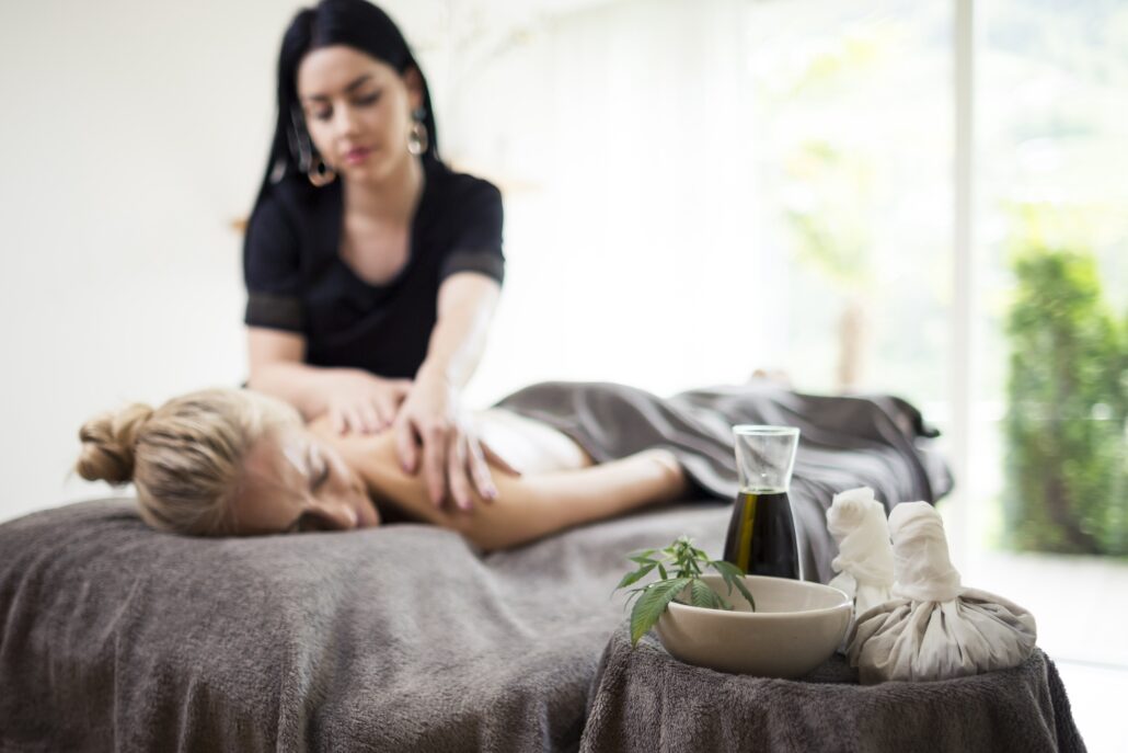 hanfoelmassage mit kraeuterstempel quellenhof luxury resort passeier