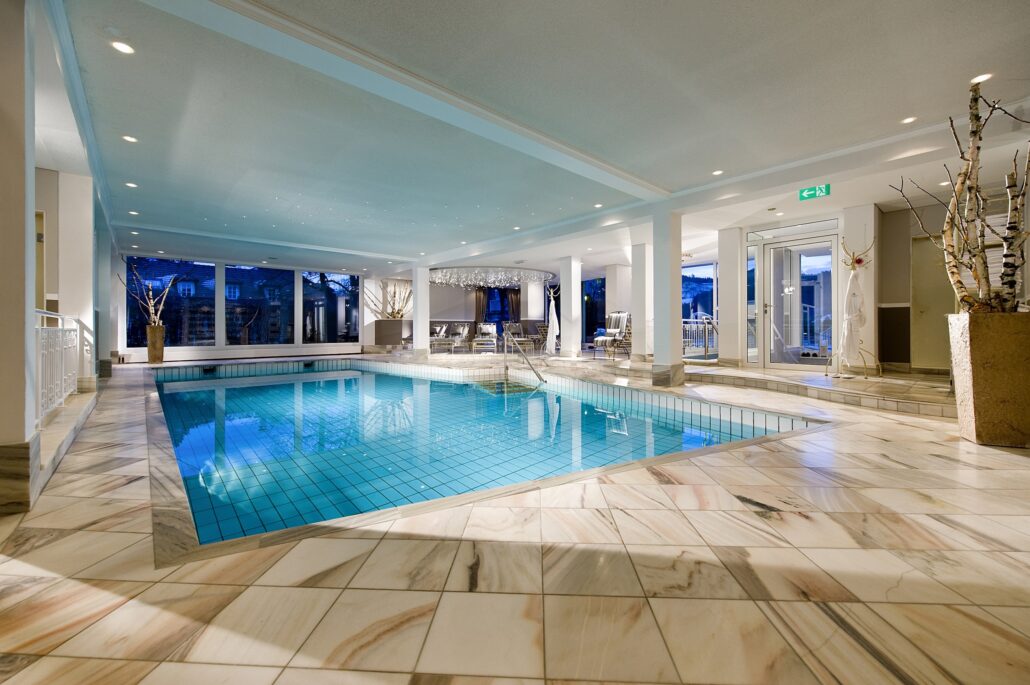 innenpoollandschaft mit liegeflaechen kollers hotel