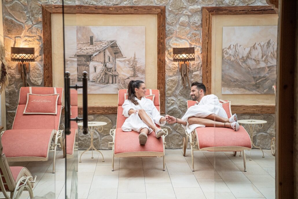 paerchen geniessen zweisamkeit im liegenbereich c thomas wolkersdorfer alpina koessen