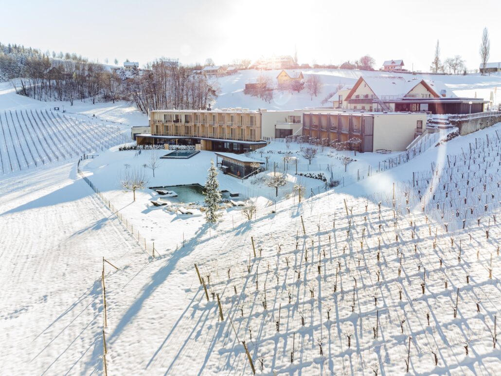 verschneite aussenansicht im winter c karin bergmann ratscher landhaus