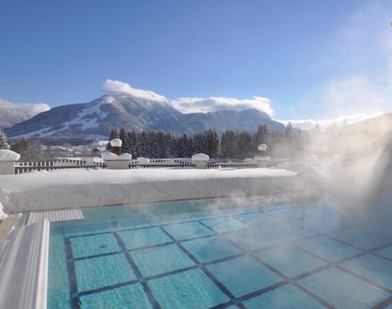 winterlicher pool mit traumhaftem bergblick alpina koessen