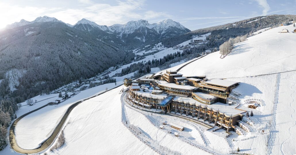 Aussenansicht Winter quer 2024 %C2%A9Alpin Panorama Hotel Hubertus