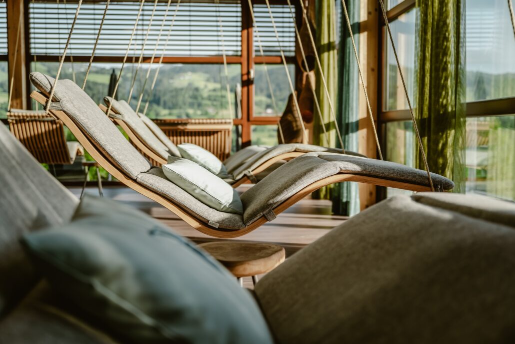 Ruhebereich Schwebeliegen Bergkristall mein Resort im Allgaeu %C2%A9 guenterstandl.de 3
