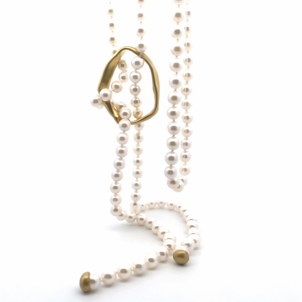 SKREIN Perlenkette mit Element aus Fairem Gold EUR 8.690 Freisteller 1