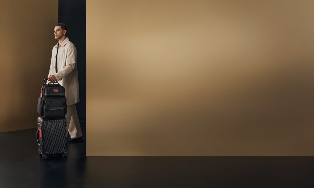 TUMI 19D Carry On Black Texture Apha 3 Brief Pack