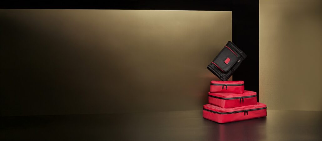 TUMI Alpha Hanging Travel Black Paccking Cubes Red