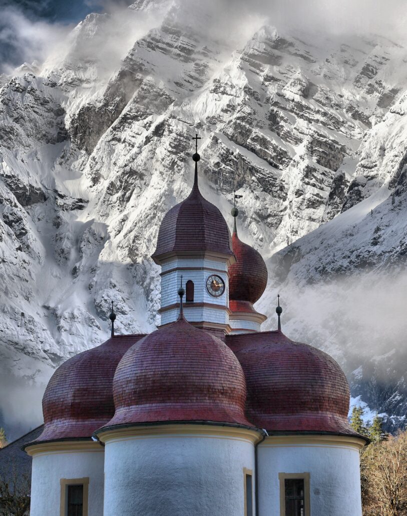 Wallfahrtskirche St Bartholomae am Koenigssee im Winter Hotel Edelweiss Berchtesgaden