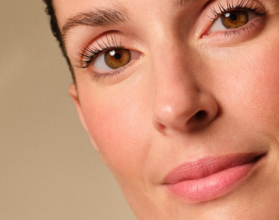 AB DEKORATIVE KOSMETIK 604509 N 10 ULTIMATE STRENGTH MASCARA Moodbild Model USP without Text