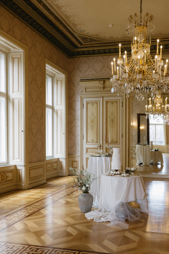 Almanac Palais Vienna Wedding cake Heritage Rooms 2024 by Sandy Alonso 2