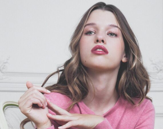 EVER ANDERSON © MIREIA DEULOFEU scaled e1770646286785