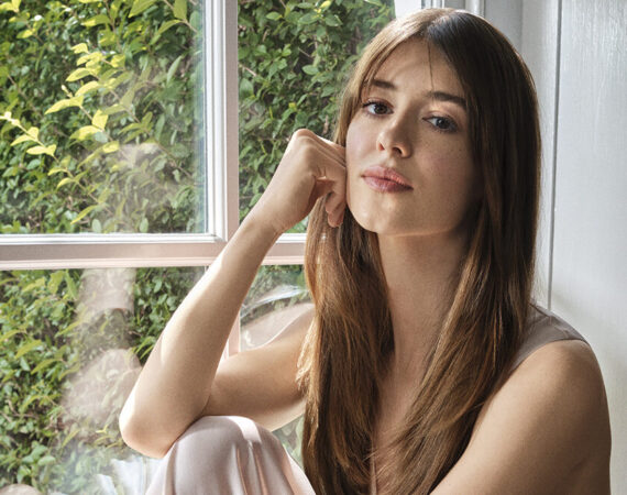 DAISY EDGAR JONES ESTEE LAUDER BTS 1 e1775125636852