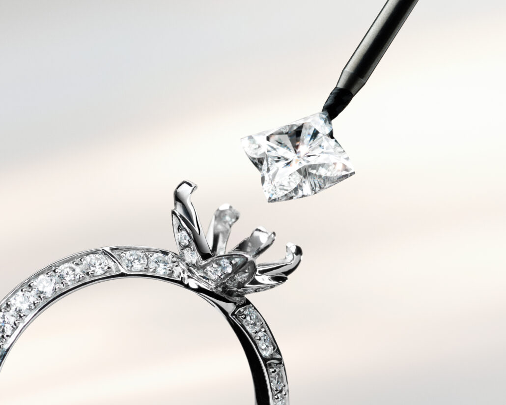 JHJ SAVOIR FAIRE26 LV DIAMONDS SERTI NO LOGO 300 DIGITAL PRESS KIT 2000x1600