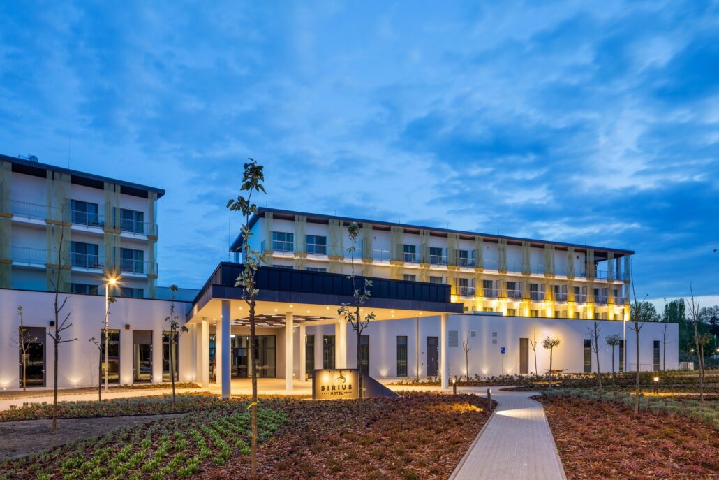 blick auf das hotel bei daemmerung sirius hotel