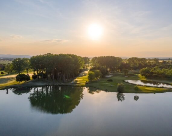 golfplatz bei sonnenuntergang greenfield hotel spa