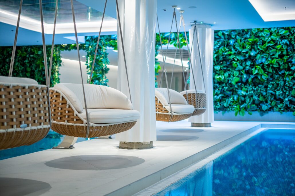 haengematten rund um das schwimmbecken sorgen fuer erholung fagus hotel conference spa