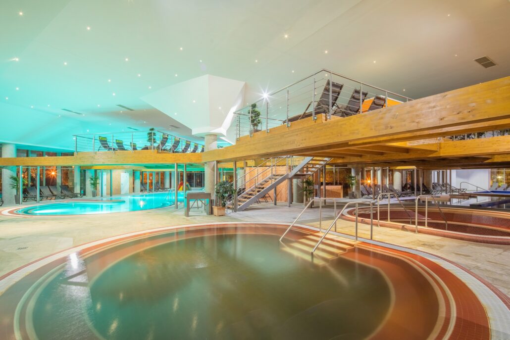 wellnessbereich mit wunderschoener beleuchtung greenfield hotel spa