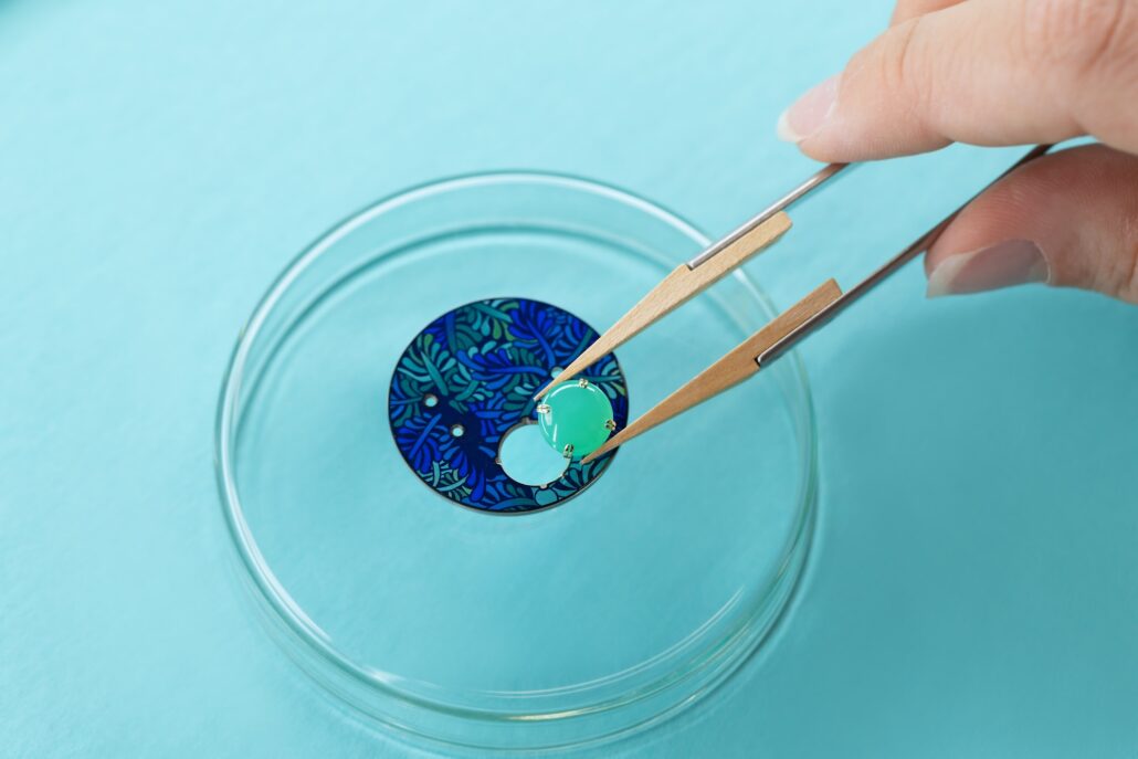 Craftmanship Paradise Bird 3. Placing the Chrysoprase Cabochon on the Dial 1