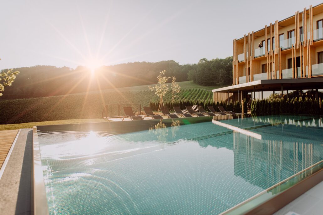 Pool am Morgen mit Sonnenaufgang c Karin Bergmann Ratscher Landhaus
