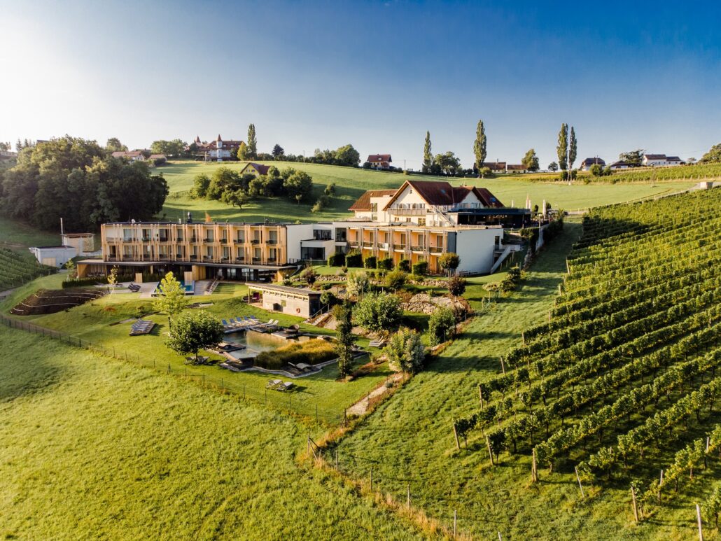 aussenansicht auf das hotel c karin bergmann ratscher landhaus