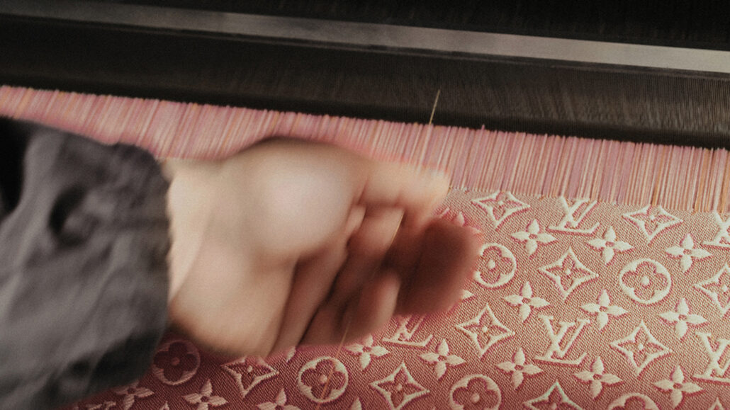 Adjusting a thread on the Monogram Embleme Rose Ruban jacquard loom