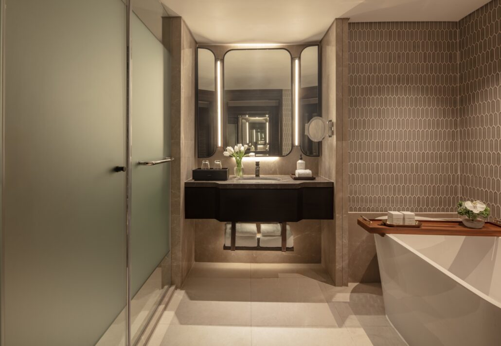 Anantara Siam Bangkok Hotel Guest Room Deluxe Room Bathroom
