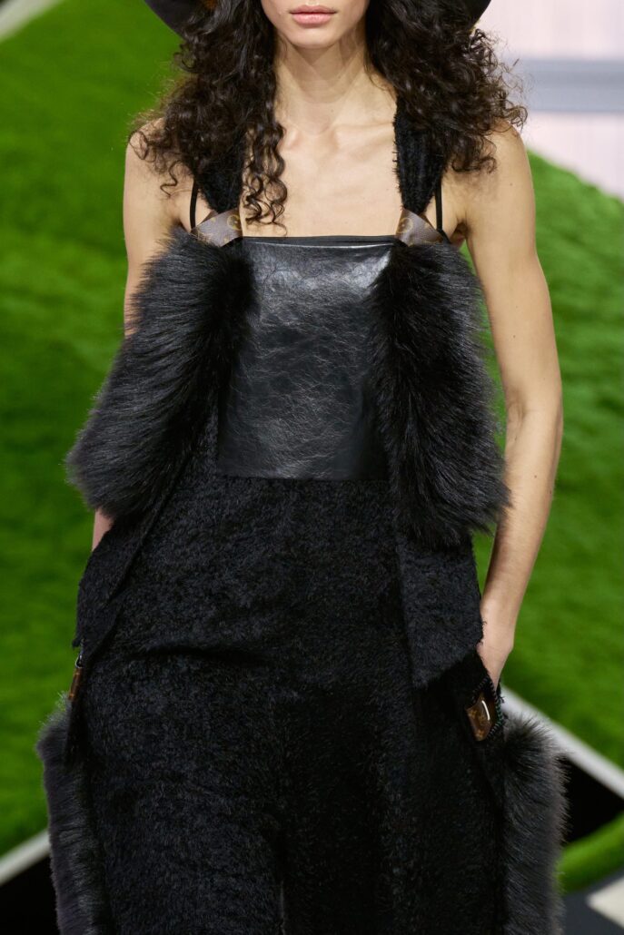 WOMENFW26 RUNWAY DETAILS 060