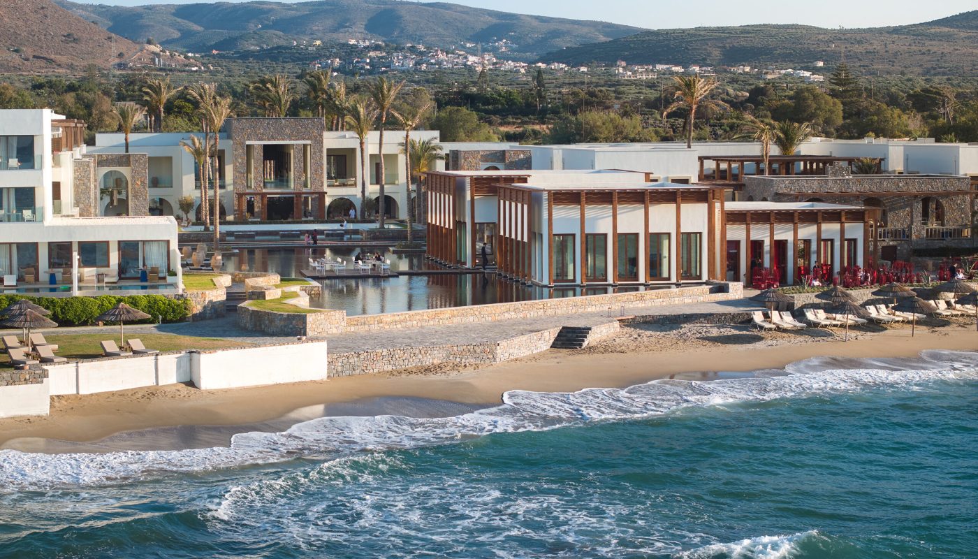 18-amirandes-resort-overlooking-the-sea