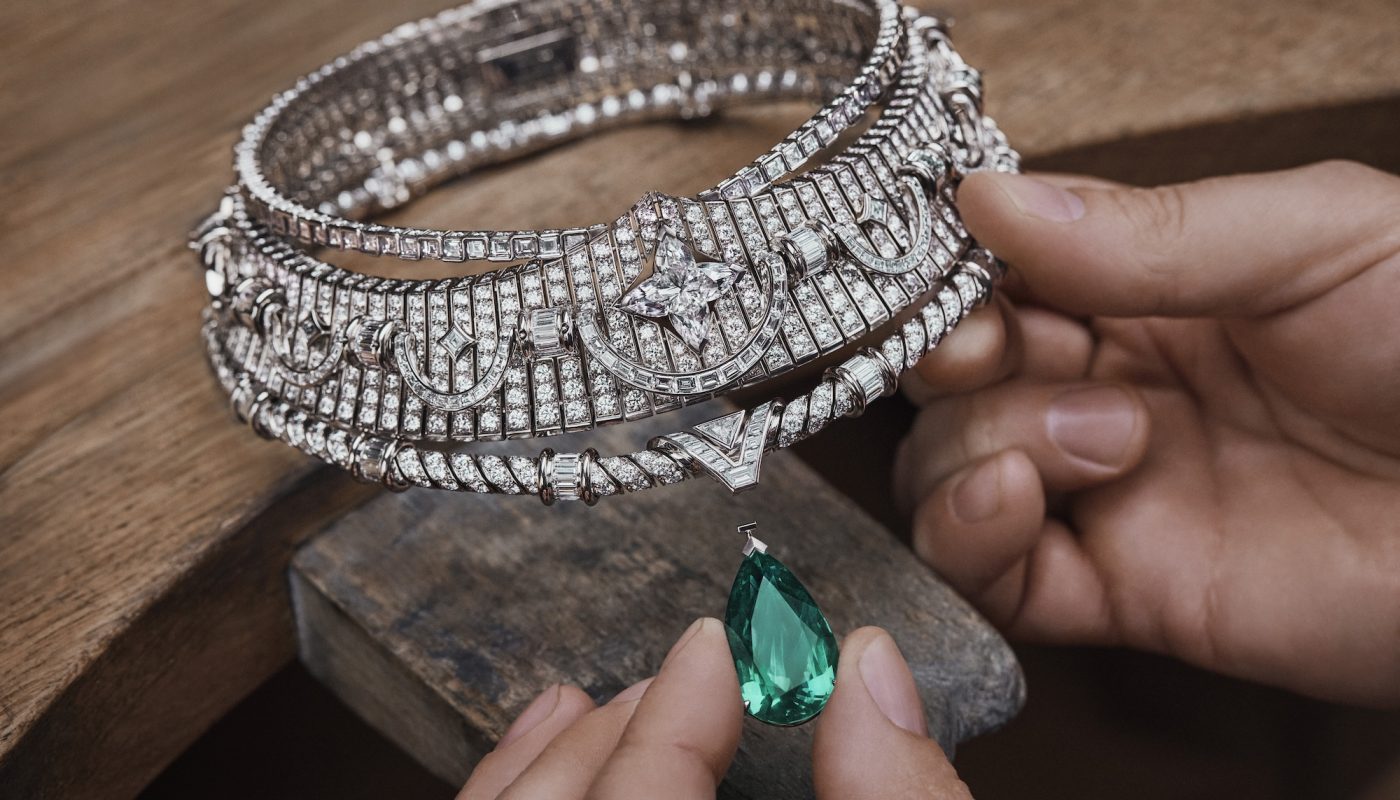 APOGEE NECKLACE - 30.75-carat emerald from Brazil, 10.56-carat Flawless LV Monogram Star cut diamond and diamonds - LOUIS VUITTON VIRTUOSITY HIGH JEWELRY ©Piotr Stoklosa (3)