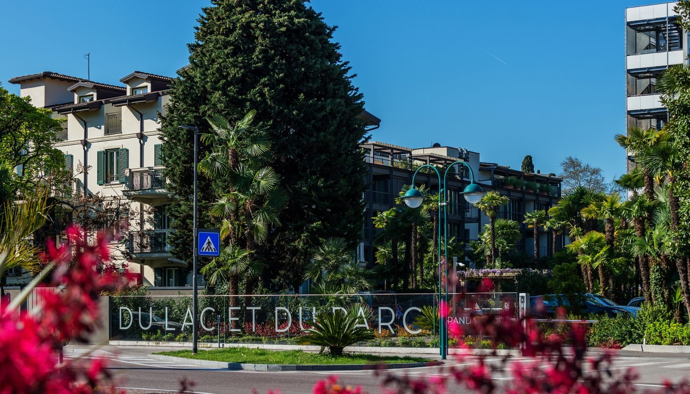 Aussenansicht-Strasse-©-Du-Lac-et-Du-Parc-Grand-Resort-1 Aussenansicht-Strasse-©-Du-Lac-et-Du-Parc-Grand-Resort-1