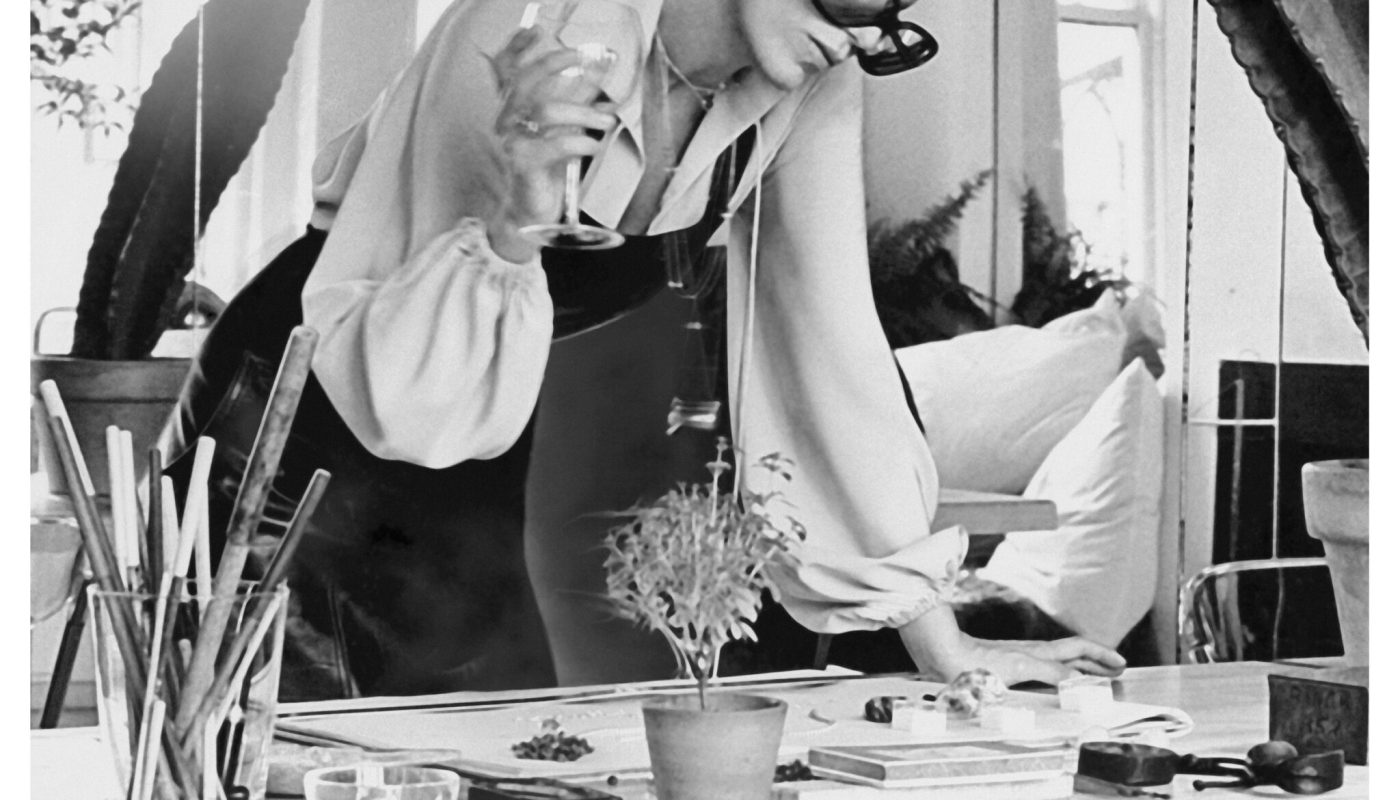 Elsa-Peretti_2116_Courtesy of Tiffany & Co. shot by James Hamilton.