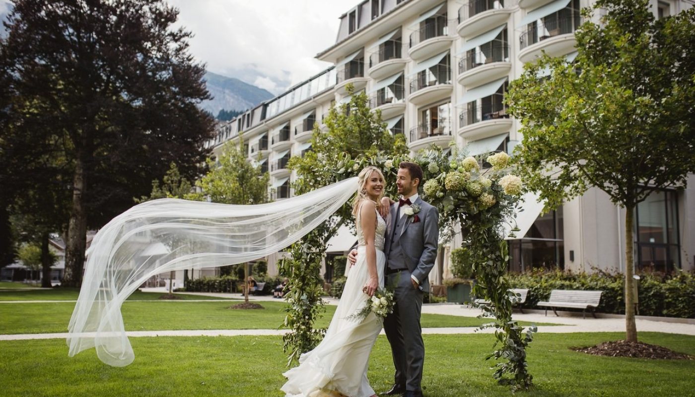 Happy couple exterior Copyright Kempinski Palace Engelberg Titlis Photocredit Monique De Caro