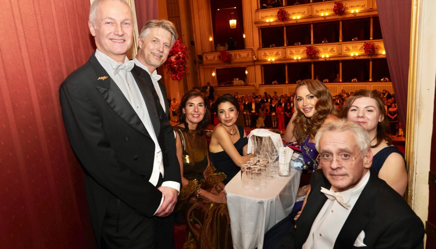 Unser Bild zeigt (von links): Andreas Papez (Haus des Meeres), Hans Köppen (Haus des Meeres), Jasmin Soravia (Kollitsch & Soravia), Umida Köppen, Ekaterina Mucha, Petra Papez und rechts vorne Christian W. Mucha