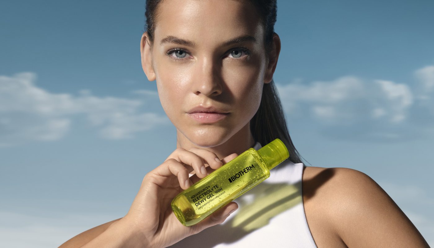 R+_Biotherm_aquasource_electrolyte_dewy_gel_25_beauty_with_product_16x9