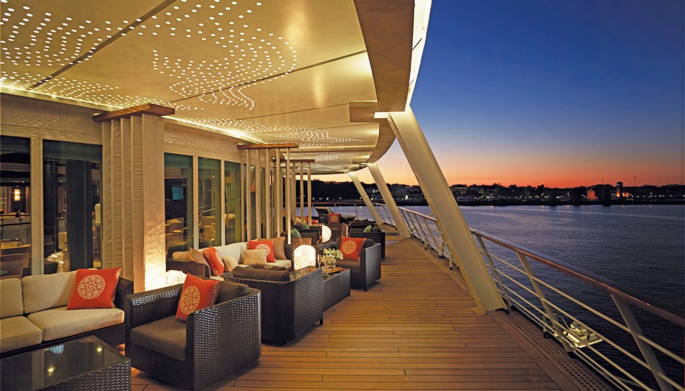 Seven-Seas-Voyager_Horizon-Lounge-Deck-c-Regent-Seven-Seas-Cruises