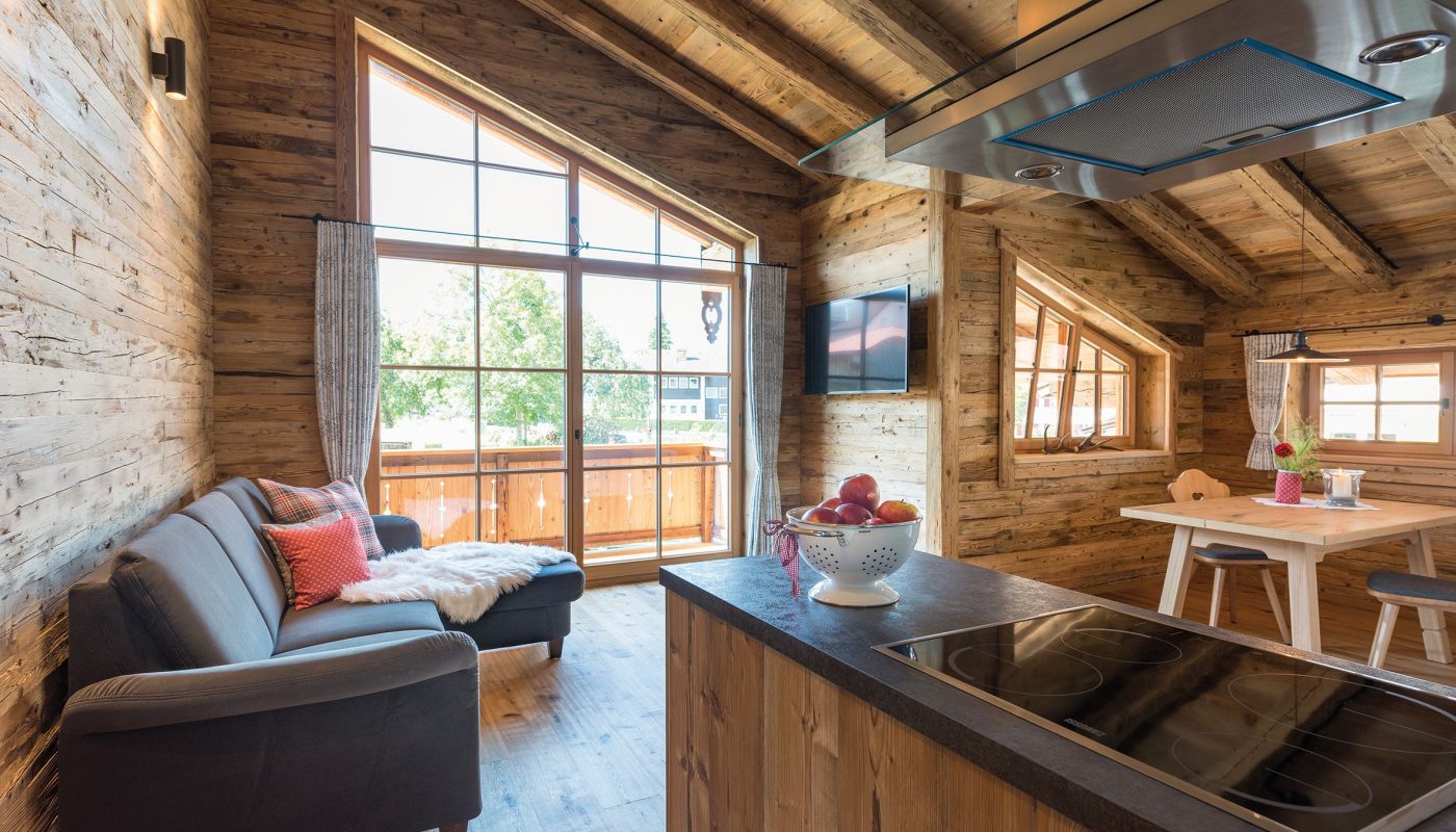 ansicht_auf_kueche_und_wohnraum_in_der_ferienwohnung_shuimeleg_c_www.studiowaelder.com_alpzitt_chalets ansicht_auf_kueche_und_wohnraum_in_der_ferienwohnung_shuimeleg_c_www.studiowaelder.com_alpzitt_chalets