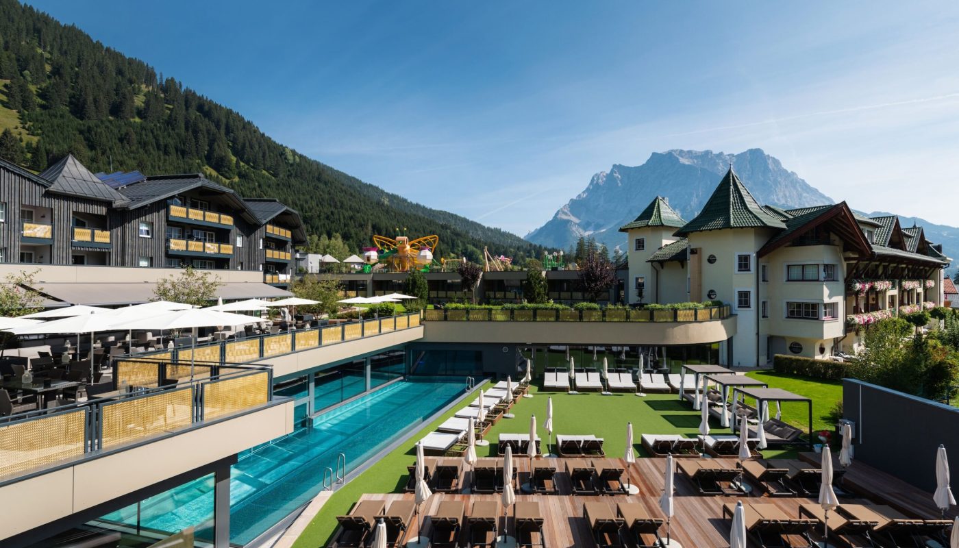 aussenansicht_im_sommer_alpenrose_-_familux_resort