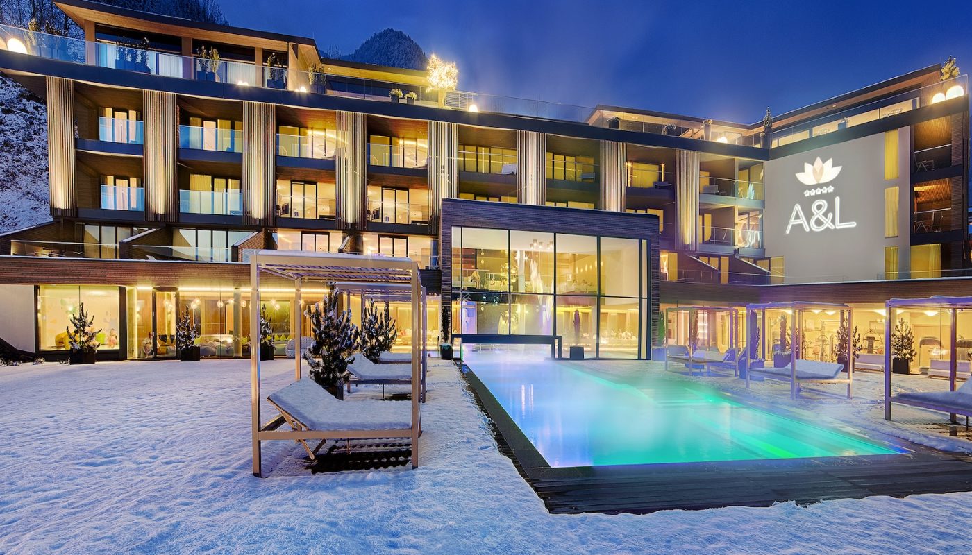 aussenansicht_mit_pool_im_winter_wellnessresort_amonti_lunaris_0