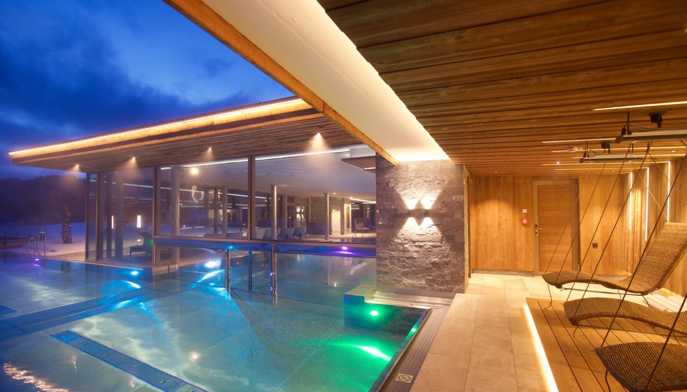 beleuchteter_outdoorpool_hotel_bergblick_0