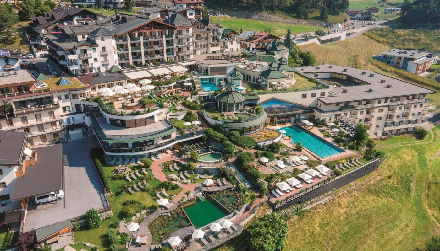 blick_auf_die_gesamte_hotelanlage_wellnessresidenz_schalber